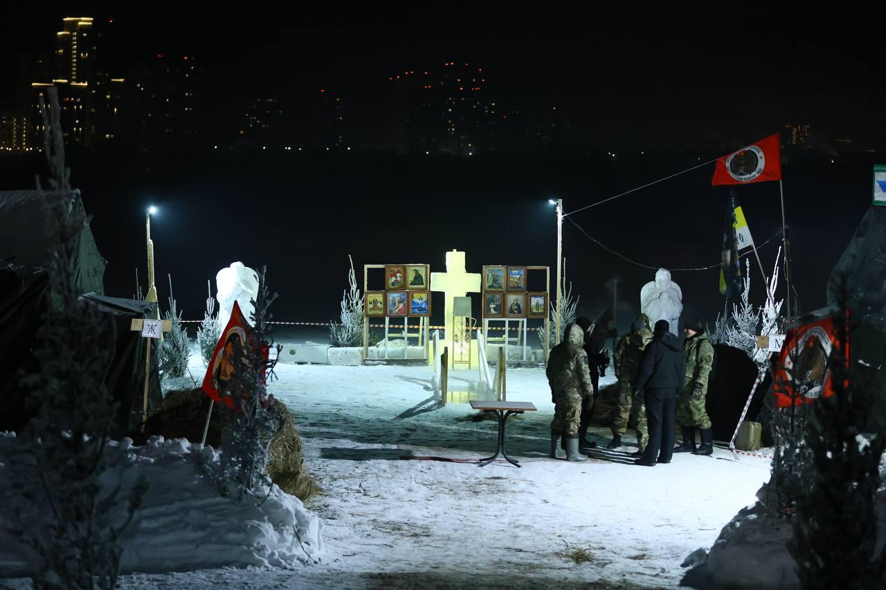 Фото Крещенские купания-2026: как новосибирцы ныряют в купель в аномальный мороз почти –40 градусов. ОНЛАЙН 5